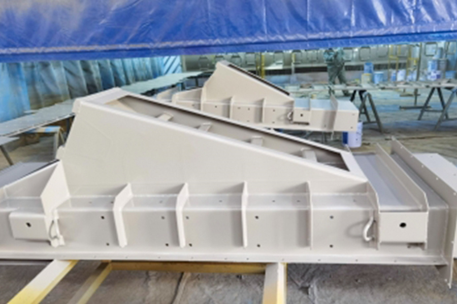 Vibrasjonstransporterende mekanisk struktur